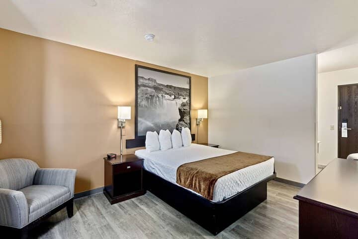 Room 4 of 36
