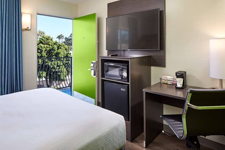 Room 3 of 25