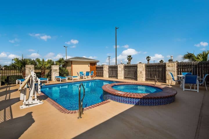 Pool 33 of 38
