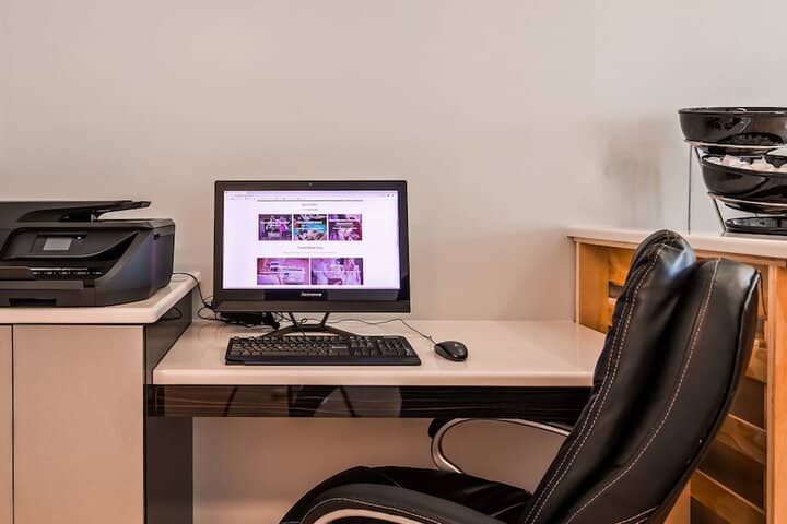 Business Center 15 of 18