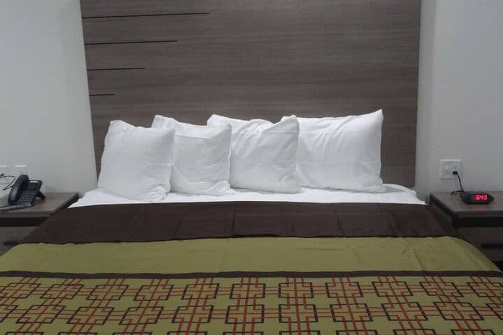 Room 8 of 19