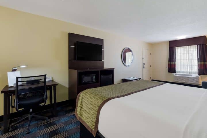 Room 9 of 32