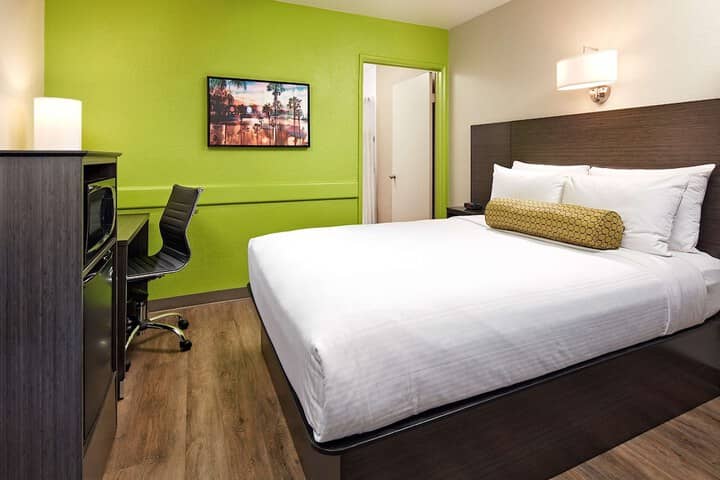 Room 4 of 25