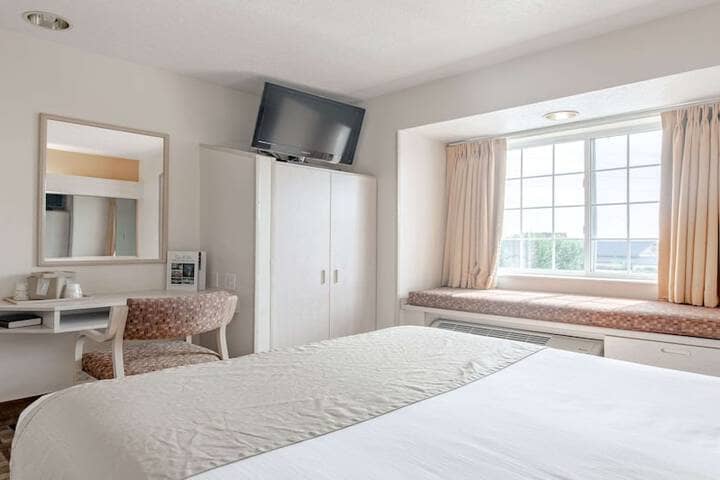 Room 9 of 18