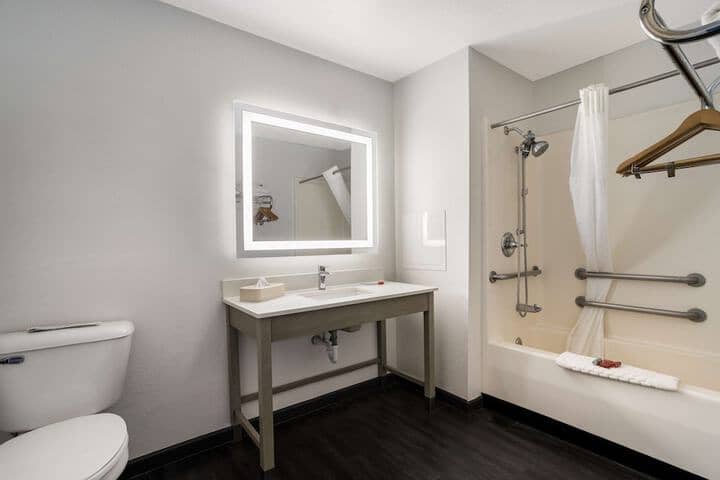Room 17 of 28
