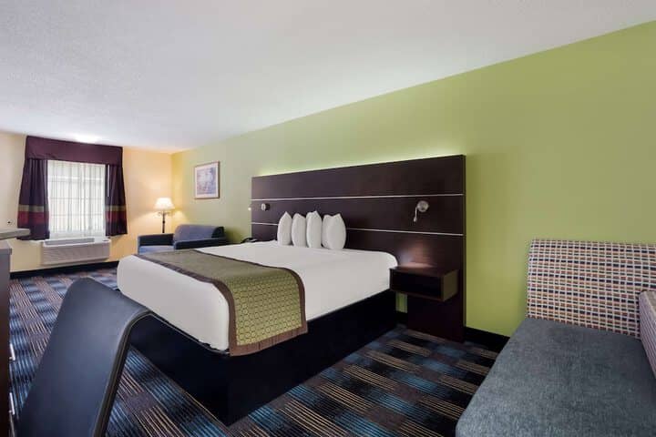 Room 8 of 32