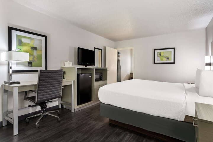 Room 11 of 28