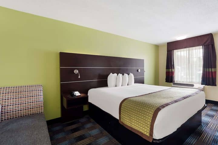 Room 12 of 32