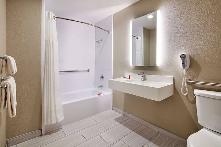 Room 10 of 25