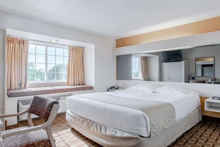 Room 8 of 18