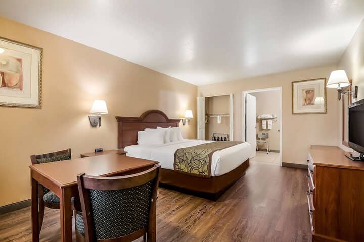 Room 10 of 26