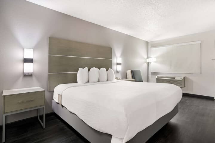 Room 6 of 28