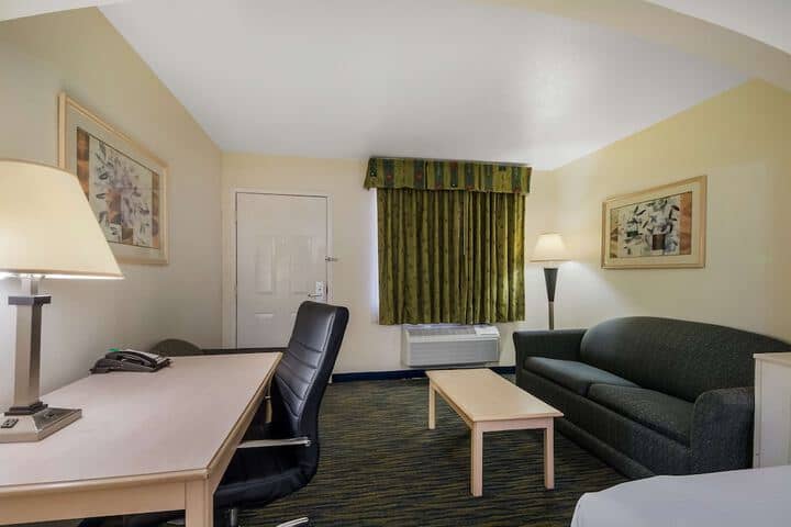 Room 21 of 38